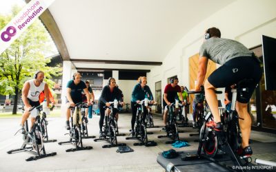 Menschen beim Spinning mit Silent Disco Kopfhörern von Headphone Revolution.