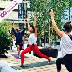 In der Stuttgarter Innenstadt findet ein Silent Yoga Kurs statt bei dem die Teilnehmer Kopfhörer tragen, um die Musik zu hören, die Konzentration zu steigern und die Lautstärke der Umgebungsgeräusche zu reduzieren.