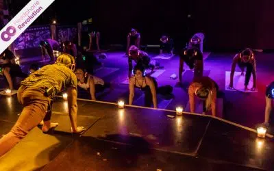 Einige Personen, die an einem Silent Yoga Kurs teilnehmen und dabei die Silent Fitness Kopfhörer von Headphone Revolution nutzen.