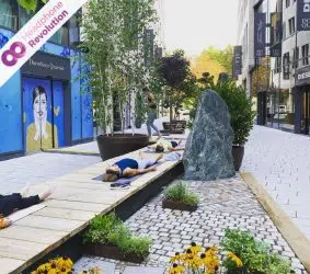 Einige Teilnehmer eines Silent Yoga Kurses auf dem YEZ Yoga Festival, welche spezielle Silent Fitness Kopfhörer von Headphone Revolution für eine Entspannungsübung nutzen.