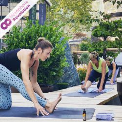 Eine Trainerin eines Silent Yoga Kurses auf dem YEZ Festival in der Stuttgarter Innenstadt, die dabei die Silent Fitness Kopfhörer von Headphone Revolution nutzt, um die umliegenden Personen nicht zu stören.