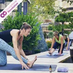 Eine Trainerin eines Silent Yoga Kurses auf dem YEZ Festival in der Stuttgarter Innenstadt, die dabei die Silent Fitness Kopfhörer von Headphone Revolution nutzt, um die umliegenden Personen nicht zu stören.