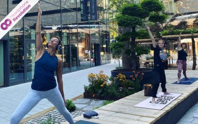 Drei Teilnnehmerinnen eines Silent Yoga Kurses auf dem YEZ Festival, welche die Silent Fitness Kopfhörer von Headphone Revolution nutzen auf die entspannende Musik übertragen wird.