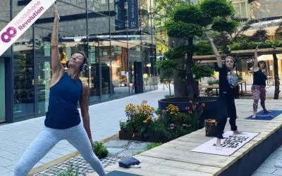 Drei Teilnnehmerinnen eines Silent Yoga Kurses auf dem YEZ Festival, welche die Silent Fitness Kopfhörer von Headphone Revolution nutzen auf die entspannende Musik übertragen wird.