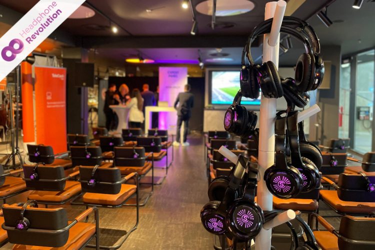 Das Silent Kopfhörer "HR SC Flex" von Headphone Revolution auf einem Kopfhörerständer beim Arena Summit.