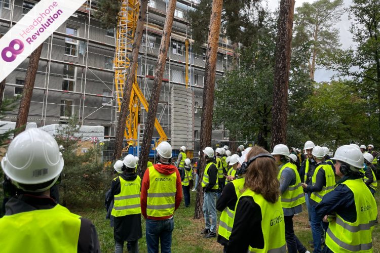 Silent Conference Tour Guide Kopfhörer im Einsatz auf einer Baustellenführung
