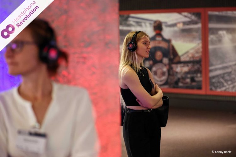 Zwei Teilnehmerinnen auf einer Konferenz tragen SCF Silent Conference Kopfhörer des Modells HR SC Flex.