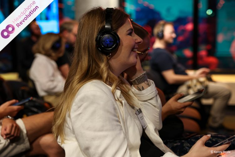 Eine Frau trägt Silent Conference Kopfhörer von Headphone Revolution