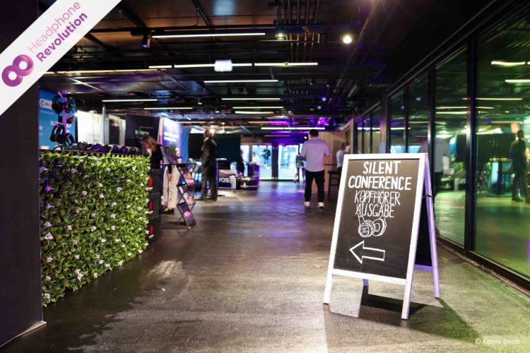 Ein Kundenstopper weist auf die Kopfhörerausgabe auf dem Markenfestival in Düsseldorf für die Ausgabe Silent Conference Kopfhörer hin.