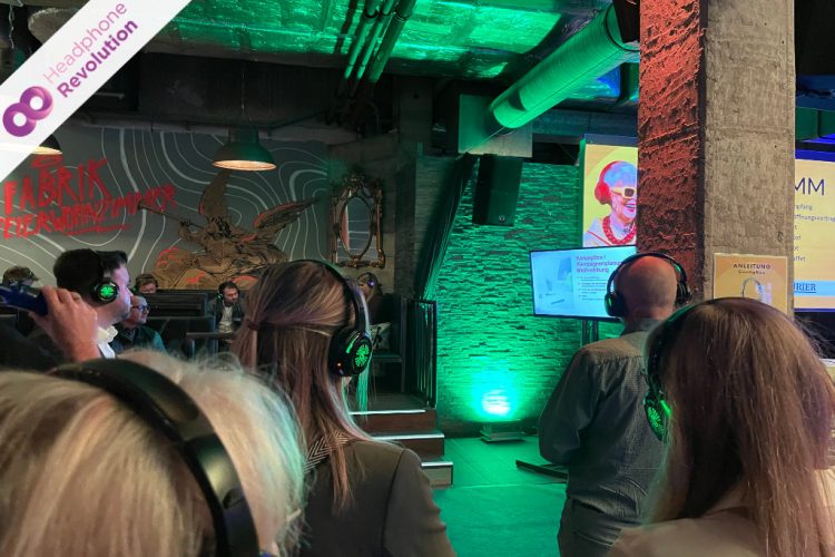 Das Silent Conference System "HR SC Flex" von Headphone Revolution im Einsatz bei einer Präsentation.