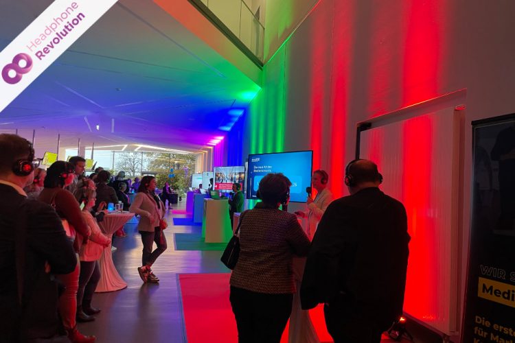 Eine Silent Conference, bei der mehrere Präsentationen gleichzeitig im selben Raum stattfinden können, weil die Gäste via dem Silent Conference System von Headphone Revolution ganz einfach zwischen den Präsentation wechseln können.