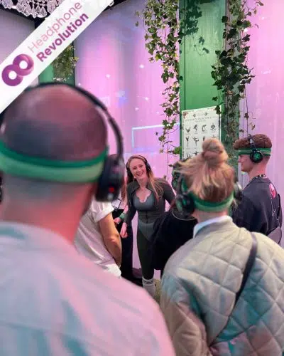 Teilnehmer einer Yoga Session auf der OMR Festival benutzten ein Silent Kopfhörer von Headphone Revolution, um den Ton bei lauter Umgebung besser zu hören.