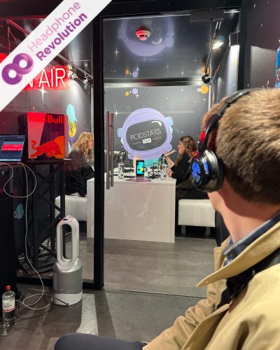 Eine Podcast Live Aufnahme von Podstars mit Besuchern, die Silent Kopfhörer tragen, um live zuzuhören