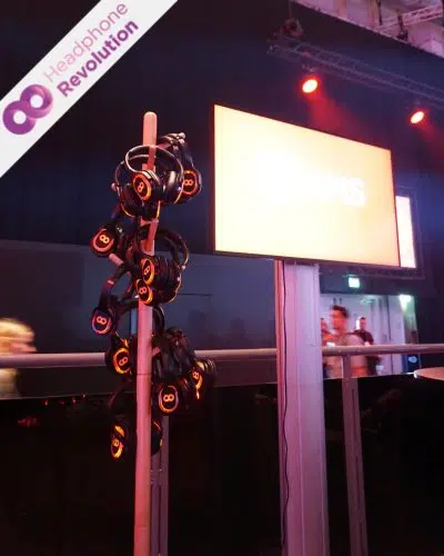 Einige Silent Kopfhörer an einem Kopfhörerständer an dem RMS Stand auf dem Online Marketing Rockstars Festival 2024.