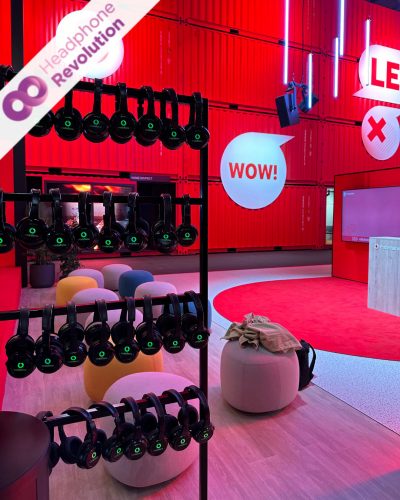 Mit Vodafone Logo gebrandete Silent Conference Kopfhörer von Headphone Revolution im Einsatz auf dem Online Marketing Rockstars Festival 2024.