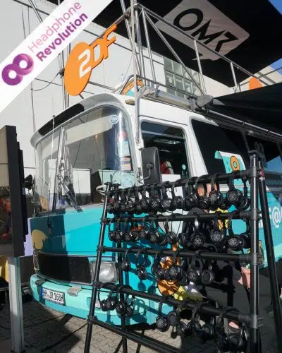 Silent Conference Kopfhörer von Headphone Revolution hängen auf einem Kopfhörerständer vor dem ZDF Stand auf dem OMR Festival