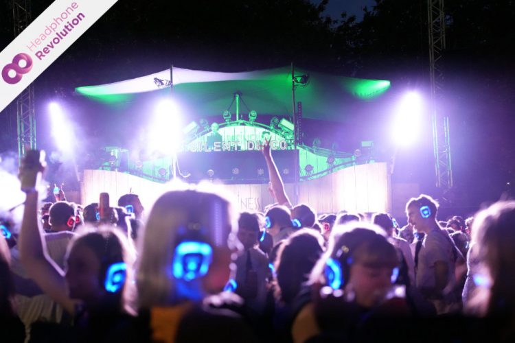 Viele Menschen feiern in Pforzheim eine Silent Disco und hören die Musik über die Silent Kopfhörer von Headphone Revolution.