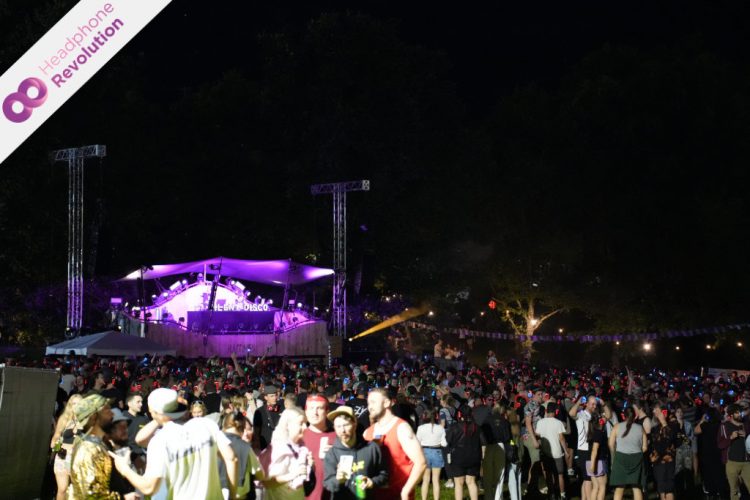 Eine große Menschenmasse feiert bei einer Silent Disco und hört die verschiedenen Musikrichtungen über spezielle Kopfhörer von Headphone Revolution, um den Ton besser zu hören.