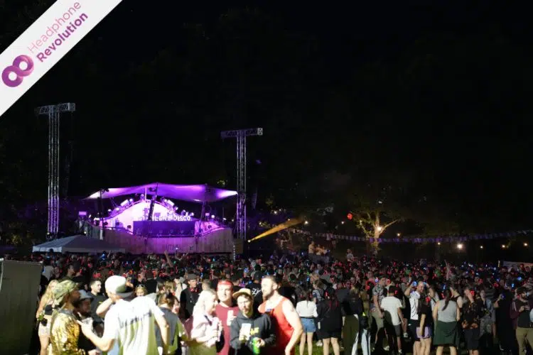 Eine große Menschenmasse feiert bei einer Silent Disco und hört die verschiedenen Musikrichtungen über spezielle Kopfhörer von Headphone Revolution, um den Ton besser zu hören.