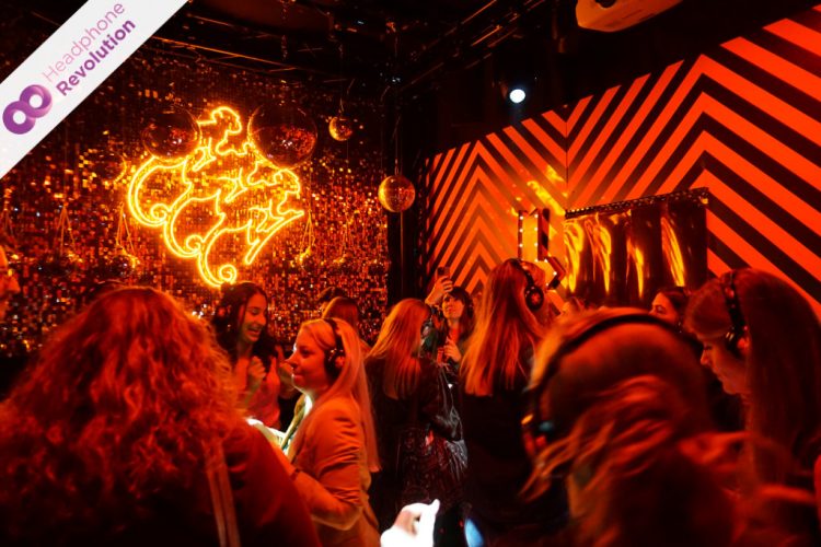 Eine Silent Disco, die im Monkey Shoulder Stand auf der OMR stattfindet.