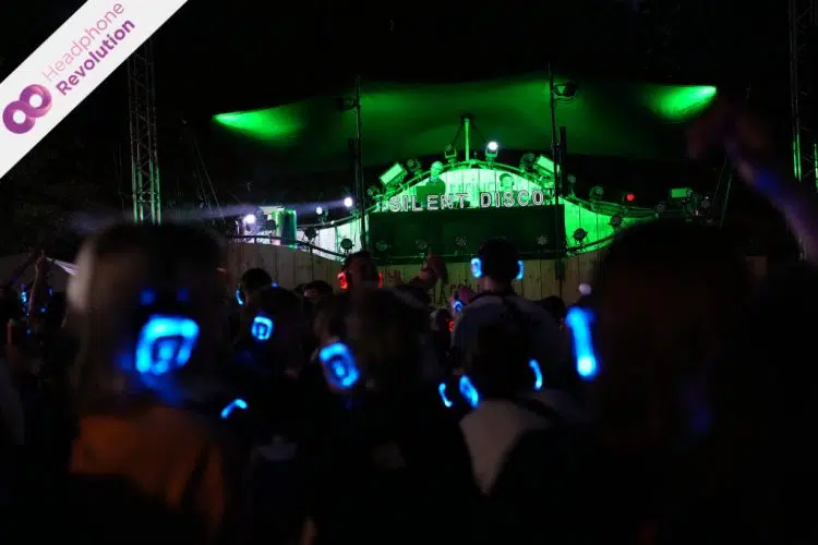 Viele Menschen feiern bei einer Silent Party vor der Bühne auf dem Happiness Festival in Pforzheim und hören die Musik über Silent Disco Kopfhörer.