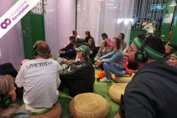 Ein Yoga-Kurs auf dem OMR Festival 2024 in der Messe Hamburg mit Silent Kopfhörern von Headphone Revolution.