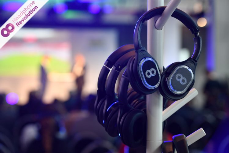 Auf einem Garderobenständer hängen mehrere HRT12PRO Kopfhörer