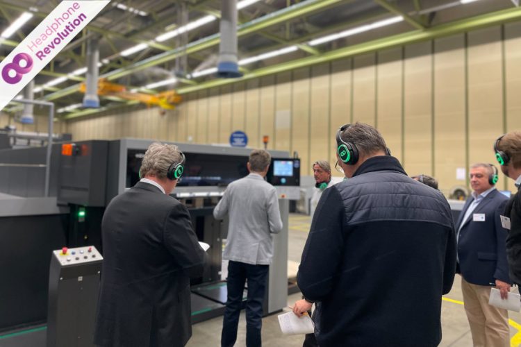 Eine Werksführung wird mithilfe von HRT12PRO Kopfhörern "silent" durchgeführt