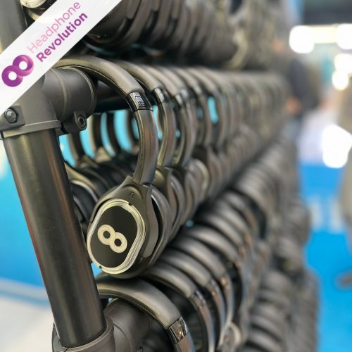 Mehrere HRT12PRO Kopfhörer hängen an einem schwarzen Kopfhörerständer