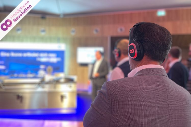 HRT12PRO Kopfhörer werden von Besuchern einer Silent Conference während eines Vortrags getragen