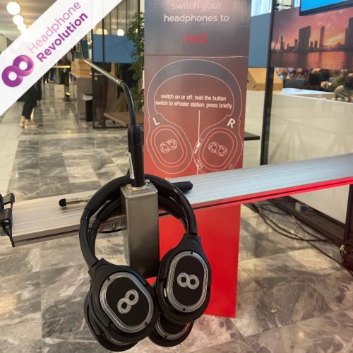 HRT12PRO-Kopfhörer sind bei einer Silent Conference auf einer Plakat-Session platziert, und im Hintergrund steht ein Anleitungsplakat für diese Kopfhörer