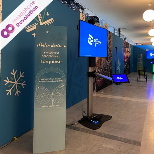 Ein Anleitungsplakat für HRT12PRO Kopfhörern bei einer Silent Conference, mit einer dazugehörigen Plakat-Session im Hintergrund