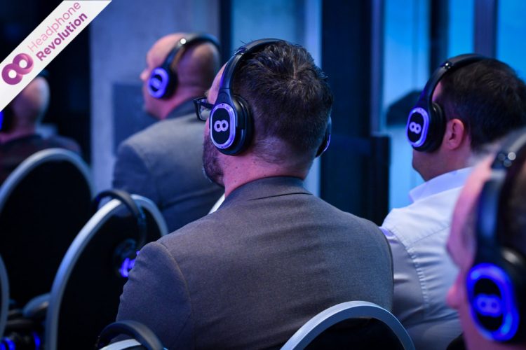 Ein stark konzentriertes Publikum einer Silent Conference trägt HRT12PRO Kopfhörer