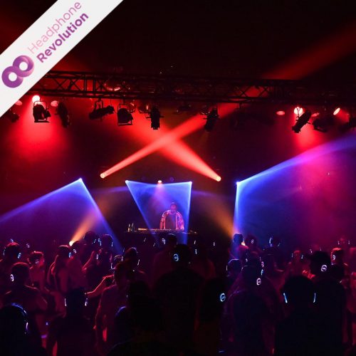 Eine Silent Disco mit live DJ und Besuchern, die HRT12PRO Kopfhörer tragen