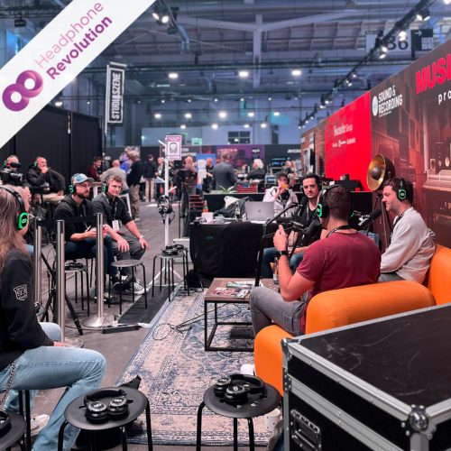 Ein Silent Podcast wird auf einer Silent Conference mithilfe von HRT12PRO Kopfhörern live gestreamt