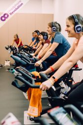 Ein Fitness Festival von "Body & Mind" mit Silent Disco Kopfhörern von Headphone Revolution, die die Teilnehmerinnen beim Spinning tragen, um den Ton der Trainerin und die Musik besser zu verstehen