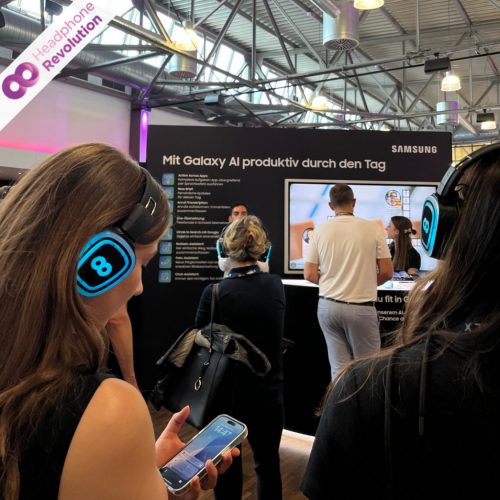 Silent Hybrid Kopfhörer "HR Z-PRO 50X" von Headphone Revolution im Einsatz als Silent Conference Kopfhörer auf der DigitalX Messe der Telekom während einer Tour Guide Führung