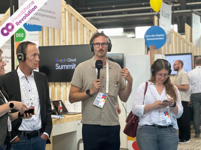 Silent Conference Kopfhörer "HR Z-PRO 50X" von Headphone Revolution im Einsatz als Tour Guide System auf einem Messe Event