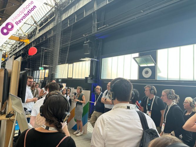 Silent Hybrid Kopfhörer "HR Z-PRO 50X" von Headphone Revolution im Einsatz als Tour Guide System auf einem Google Cloud Summit Event