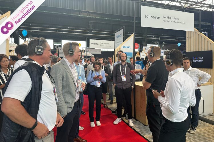 Silent Conference Kopfhörer "HR Z-PRO 50X" von Headphone Revolution im Einsatz als Tour Guide System auf einer Messe Veranstaltung