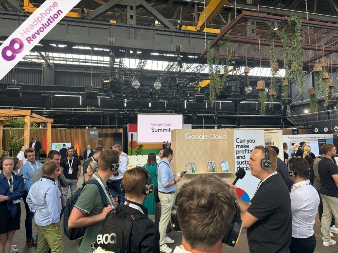 Silent Conference Kopfhörer "HR Z-PRO 50X" von Headphone Revolution im Einsatz als Tour Guide System auf einer Messe