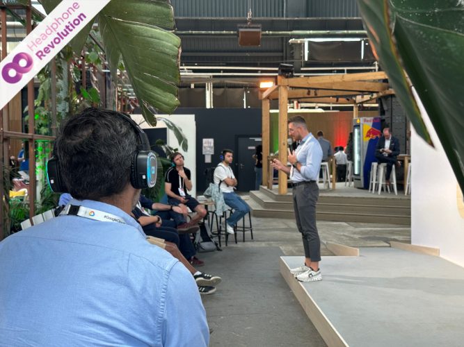 Silent Conference Kopfhörer "HR Z-PRO 50X" von Headphone Revolution im Einsatz als Tour Guide System auf einer Messe von Google Cloud