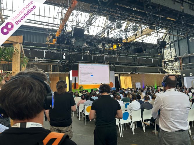 Silent Conference Kopfhörer "HR Z-PRO 50X" von Headphone Revolution im Einsatz als Tour Guide System auf einer Messe von Google