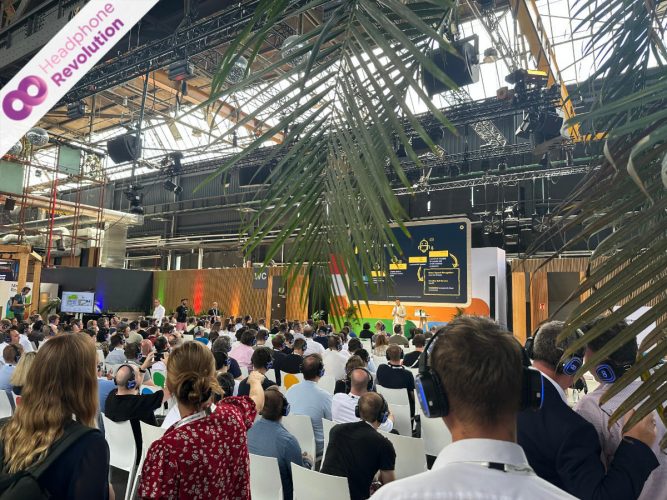 Silent Hybrid Kopfhörer "HR Z-PRO 50X" von Headphone Revolution im Einsatz als Tour Guide System auf einem Google Cloud Summit Event 2025