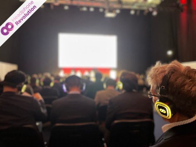 Silent Hybrid Kopfhörer "HR Z-PRO 50X" von Headphone Revolution im Einsatz als Silent Conference Kopfhörer auf einer Messe Veranstaltung im CCH