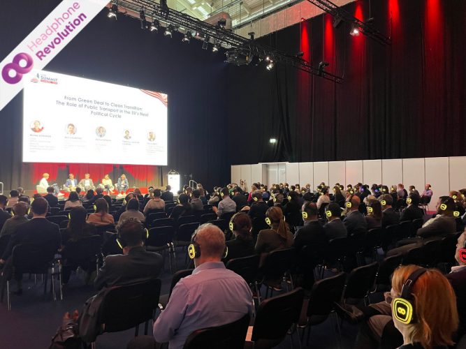 Silent Hybrid Kopfhörer "HR Z-PRO 50X" von Headphone Revolution im Einsatz als Silent Conference Kopfhörer auf einer Messe Veranstaltung in Hamburg