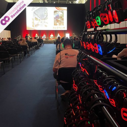 Silent Hybrid Kopfhörer "HR Z-PRO 50X" von Headphone Revolution im Einsatz als Silent Conference Kopfhörer auf einer Messe in Hamburg